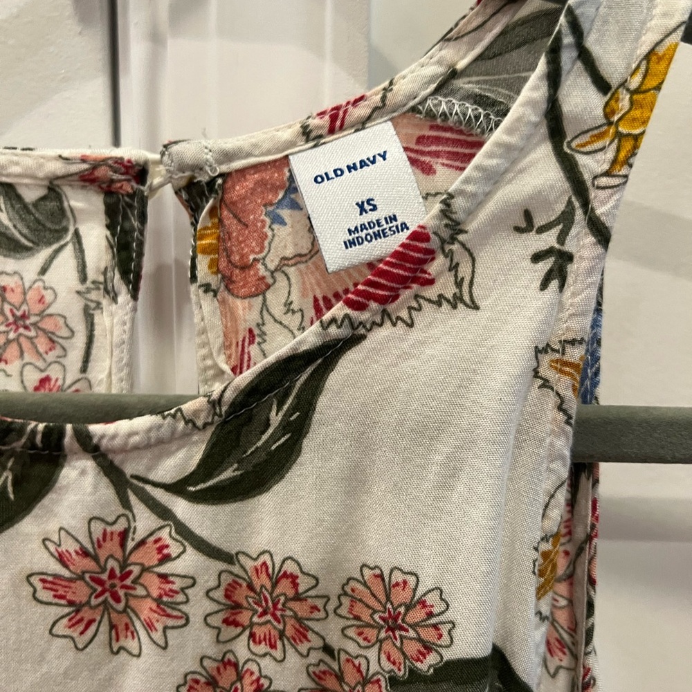5/$10 Old Navy floral tank size XS - Picture 2 of 3